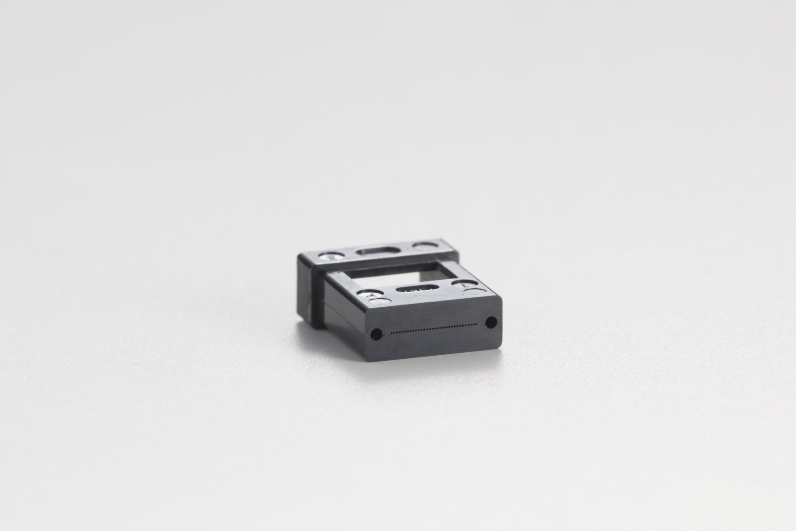 Narrow-Pitch MT ferrule (MTDS®) 32Fiber One-row For φ80μm clad fiber with Fiber pitch 127μm